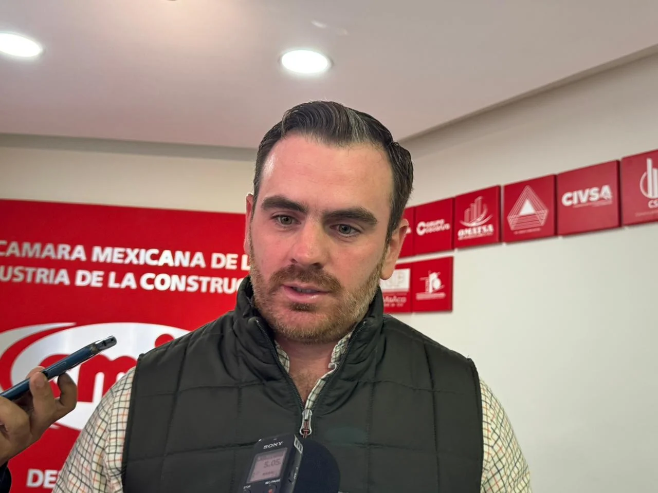 Constructores celebran participación en obras locales pero reclaman exclusión en proyectos de la Federación