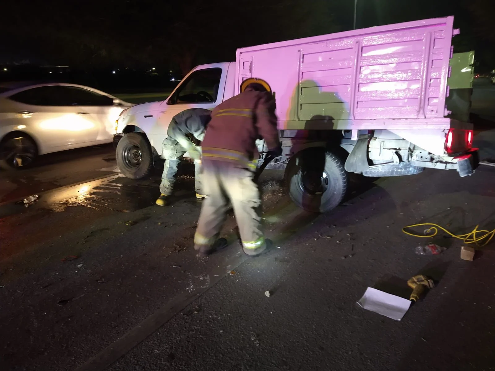 Impacta vehículos estacionados y protagoniza aparatosa volcadura en Torreón