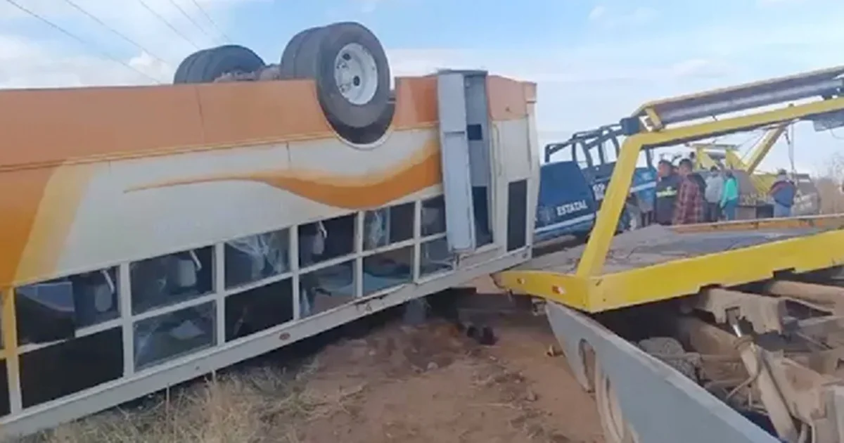 Accidente de camión escolar en Zacatecas deja un muerto y 11 estudiantes heridos