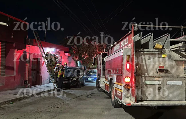 Elementos del Cuerpo de Bomberos acudieron con un camión cisterna para el combate contra el fuego.