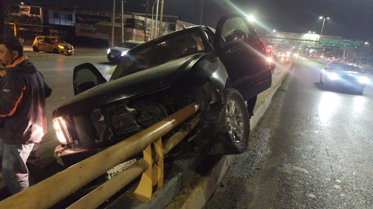 Mujer sufre graves lesiones tras perder el control de su camioneta y chocar contra los tubos de contención en el desnivel de la carretera Torreón-Matamoros.