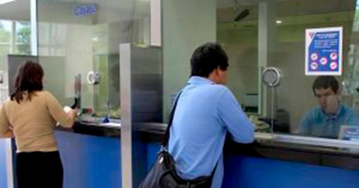 Los bancos que ofrecen sus servicios dentro de almacenes comerciales y supermercados abrirán al público en sus horarios tradicionales este viernes 12