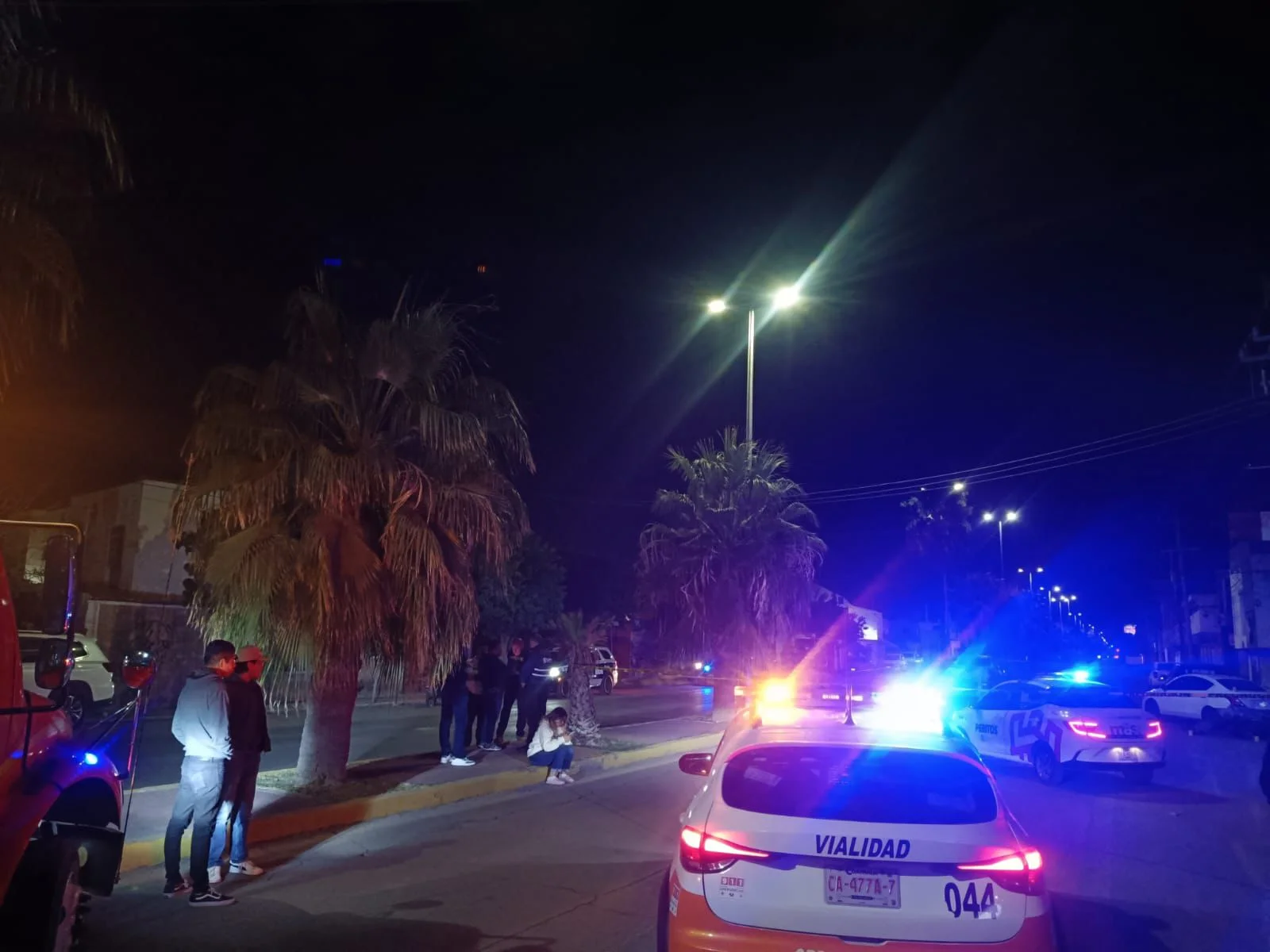 Motociclista pierde la vida tras derrapar e impactarse contra vehículos estacionados en Torreón