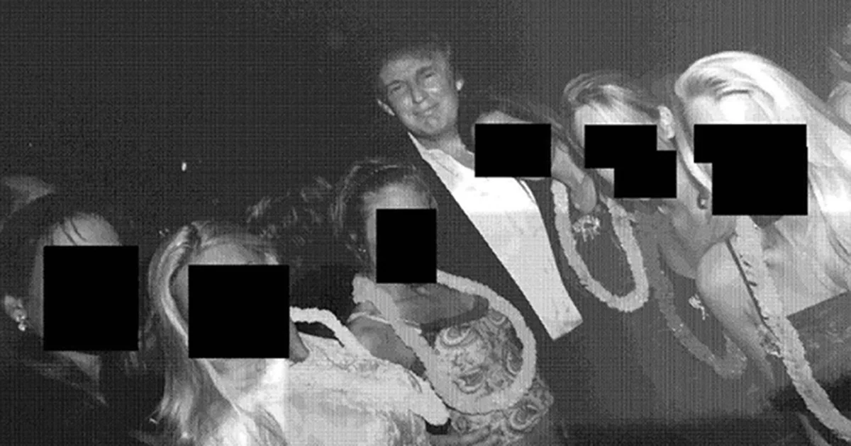 Publican fotos de Trump rodeado de mujeres en la mansión de Jeffrey Epstein