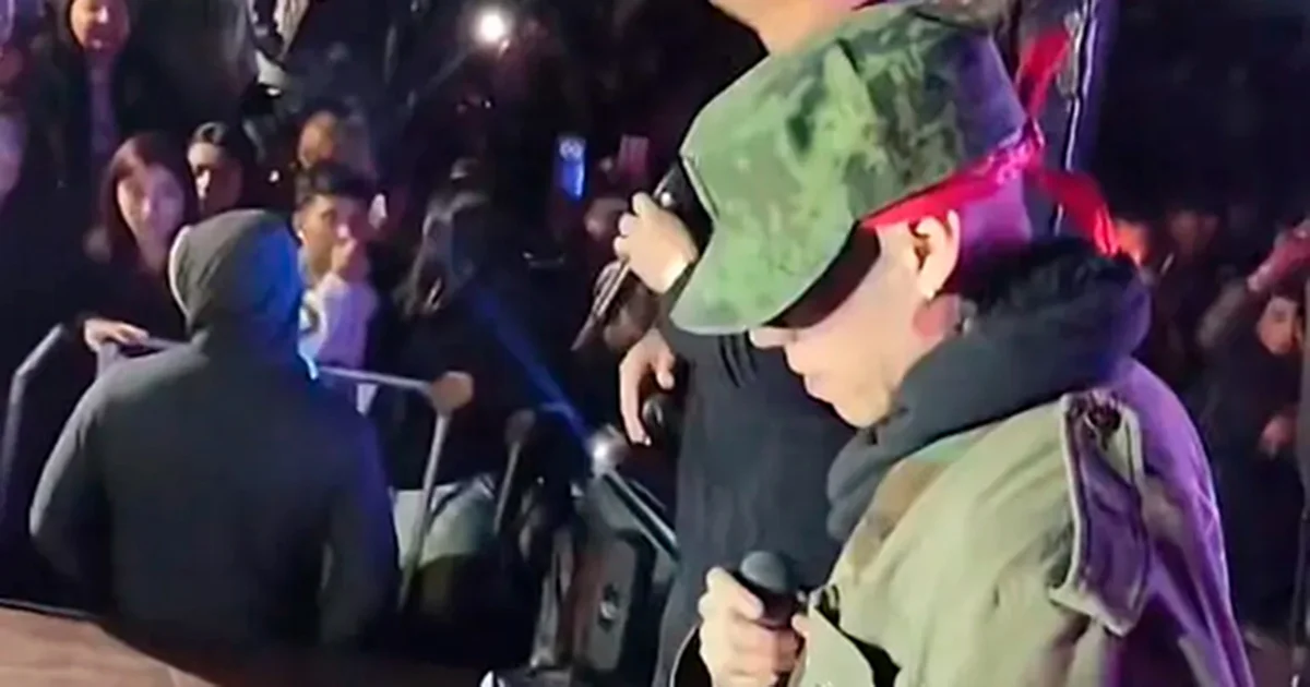 La fiesta guadalupana organizada por Santa Fe Klan en Guanajuato fue interrumpida por una pelea entre asistentes, ocurrida mientras el rapero cantaba