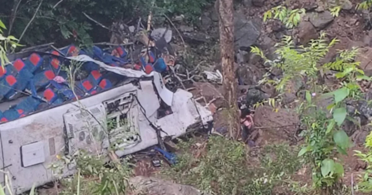 Más de 10 muertos tras desbarrancarse autobús de estudiantes en Colombia