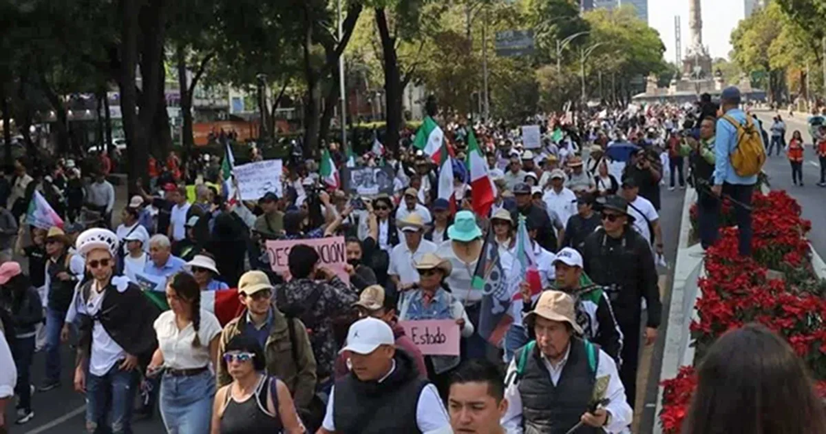 Miembros de la 'Generación Z' marchan del Ángel rumbo a Bellas Artes en respuesta a la movilización de hace unos días de apoyo a la 4T