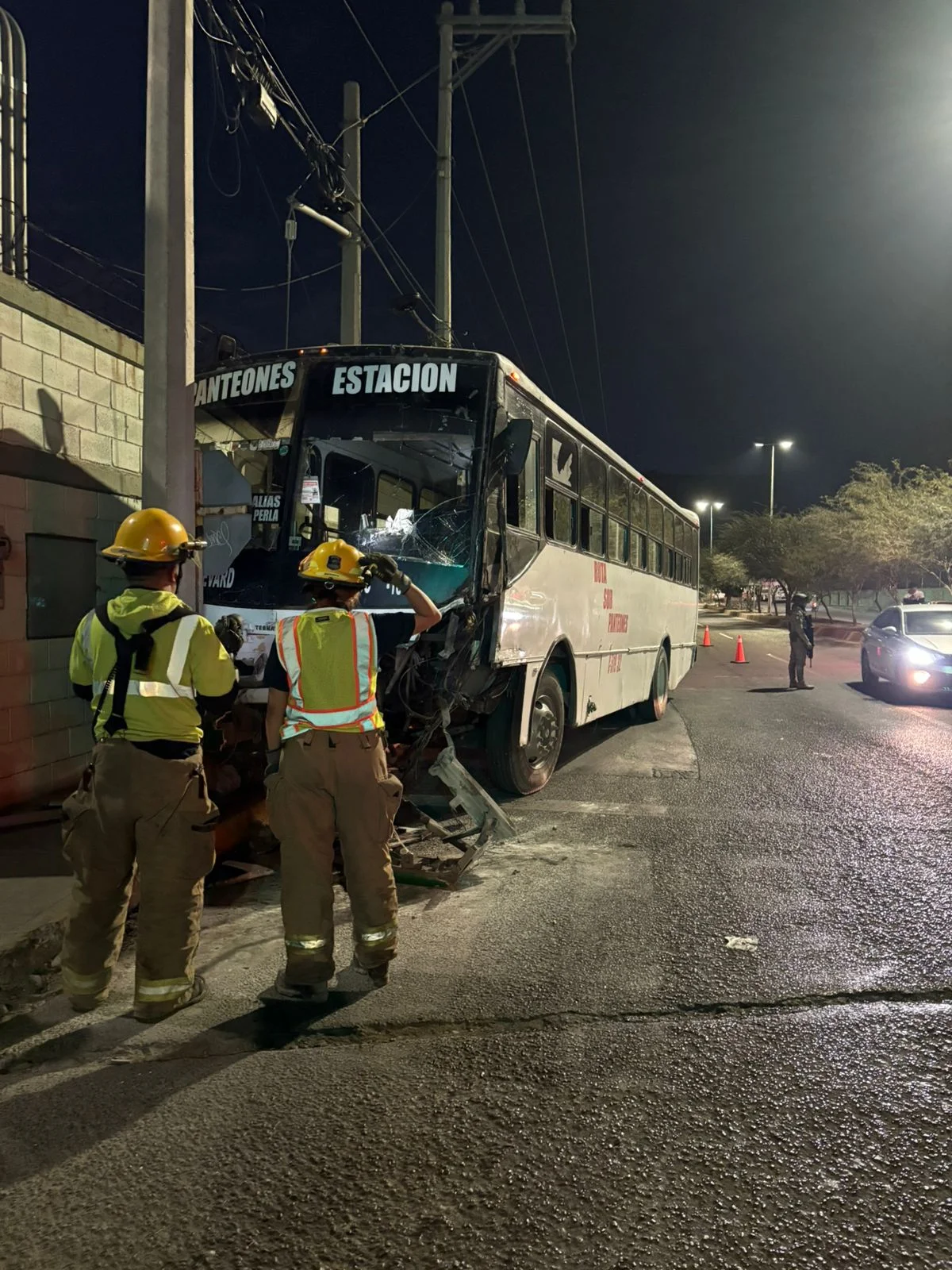 Persecución vial entre tráiler y camión de pasajeros termina en aparatoso choque contra poste eléctrico en Torreón.