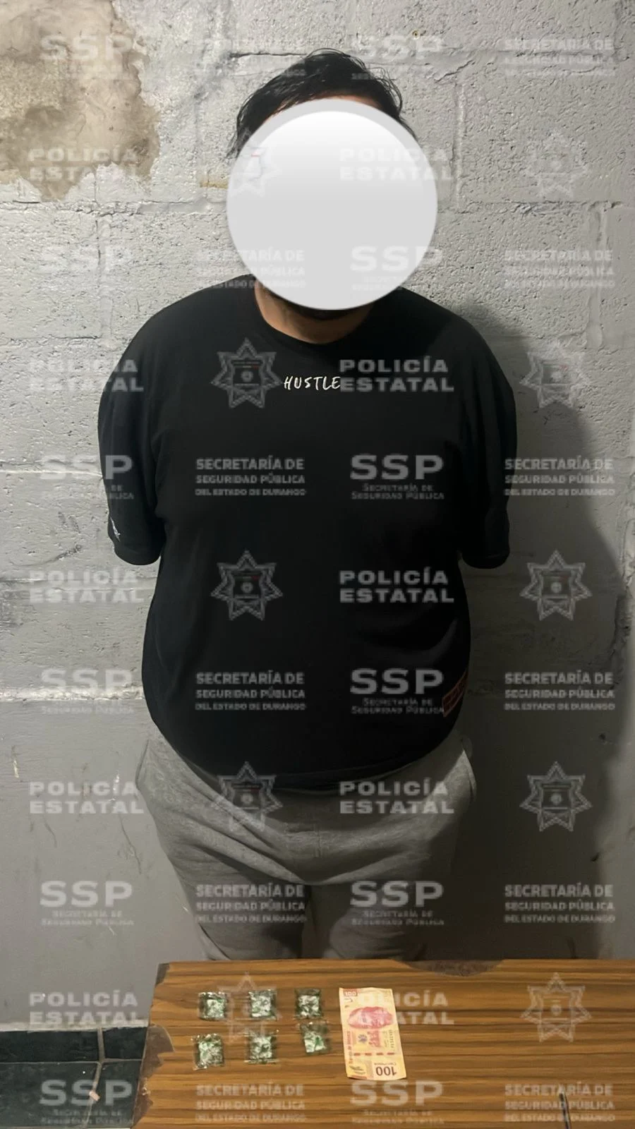 Policía Estatal asegura a dos hombres y dosis de cristal durante patrullajes preventivos en Gómez Palacio.