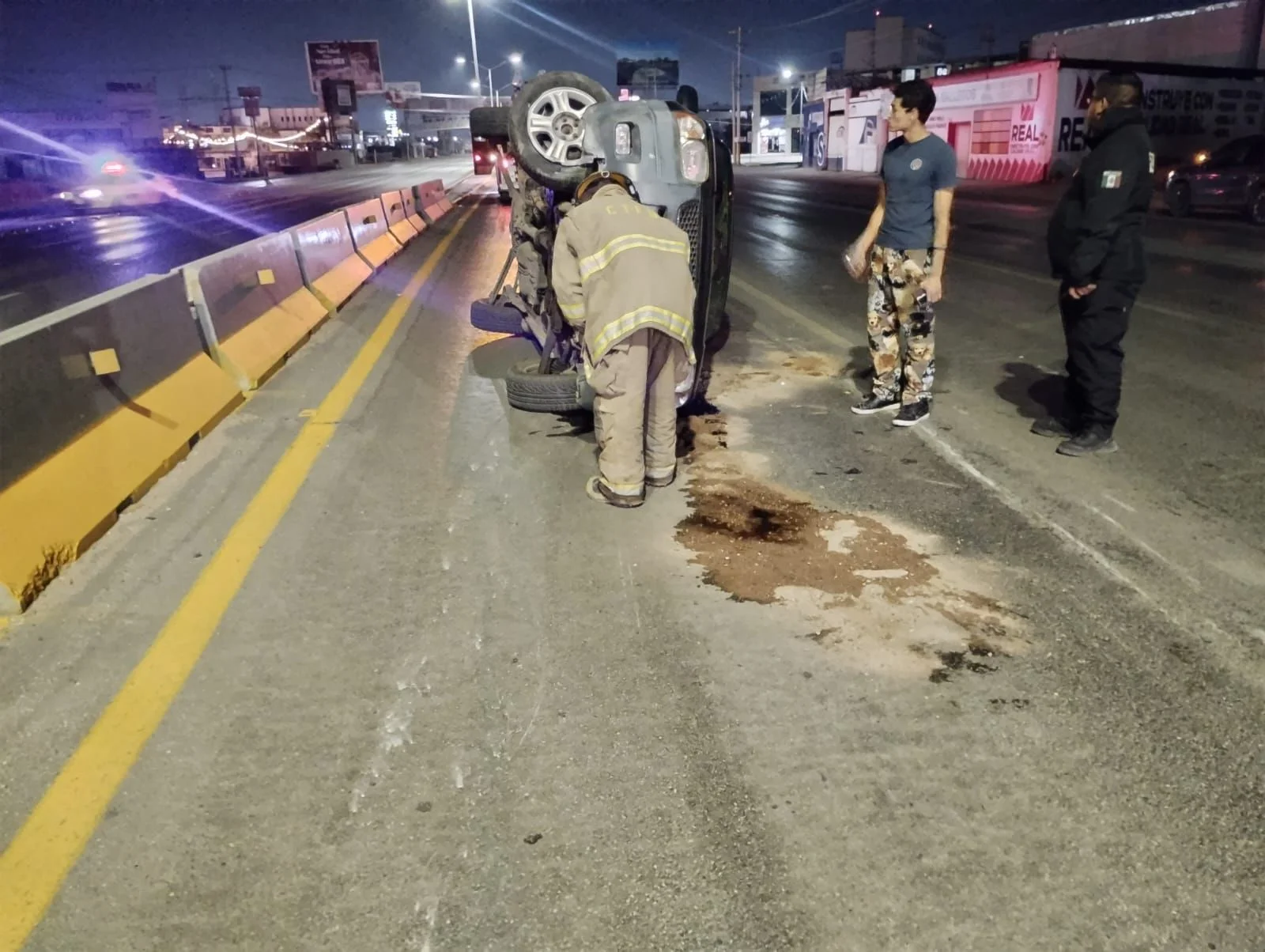 Accidente vial en Torreón deja a una mujer ilesa; bomberos y Protección Civil atendieron el derrame de aceite en la carretera.