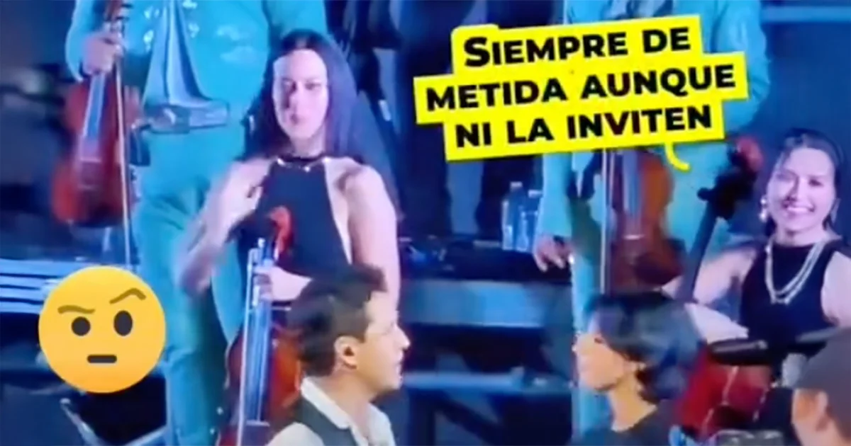 La escena ocurrió en pleno escenario y tuvo como protagonistas indirectos a Ángela Aguilar y a una de las músicas que acompaña al cantante