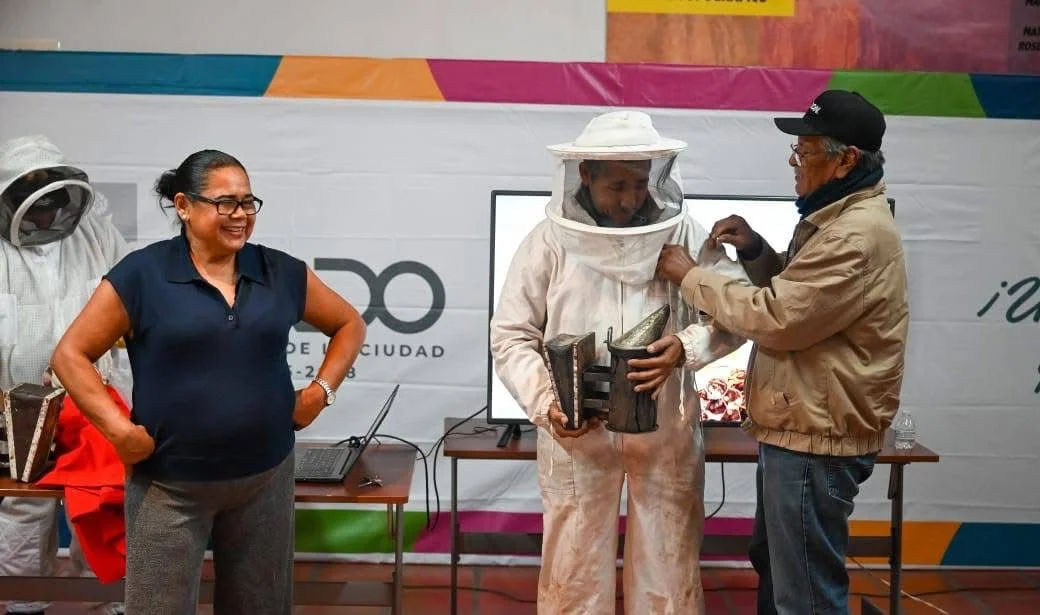 Capacitan a personal municipal en rescate de enjambres para proteger a las abejas y garantizar la seguridad ciudadana.