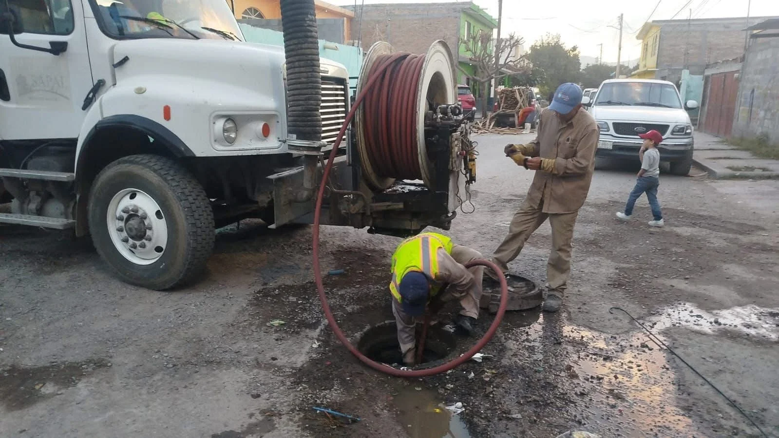 SAPAL urge a evitar arrojar basura en calles para prevenir taponamientos y brotes de drenaje en la ciudad. La acumulación de residuos afecta la red de alcantarillado.