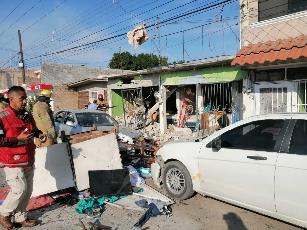 Explosión por fuga de gas en Gómez Palacio deja cuatro personas con crisis nerviosa y severos daños materiales en una vivienda.