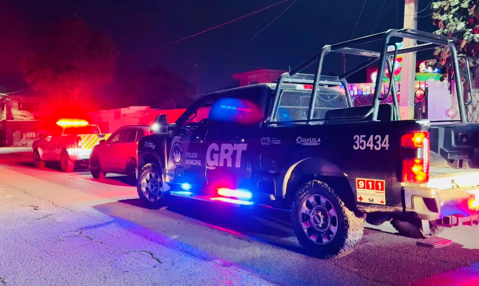 Operativo nocturno en Torreón decomisa pirotecnia ilegal en domicilios y comercios para prevenir riesgos durante festividades.