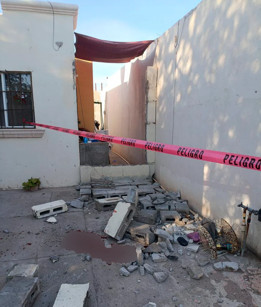Menor de 13 años queda inconsciente tras derrumbe de barda mientras jugaba fútbol en Torreón.