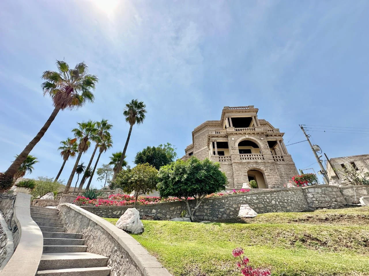 Descubre la historia de Torreón a través de sus emblemáticas fachadas en un recorrido fotográfico único. Vive la ciudad desde otra perspectiva estas vacaciones.