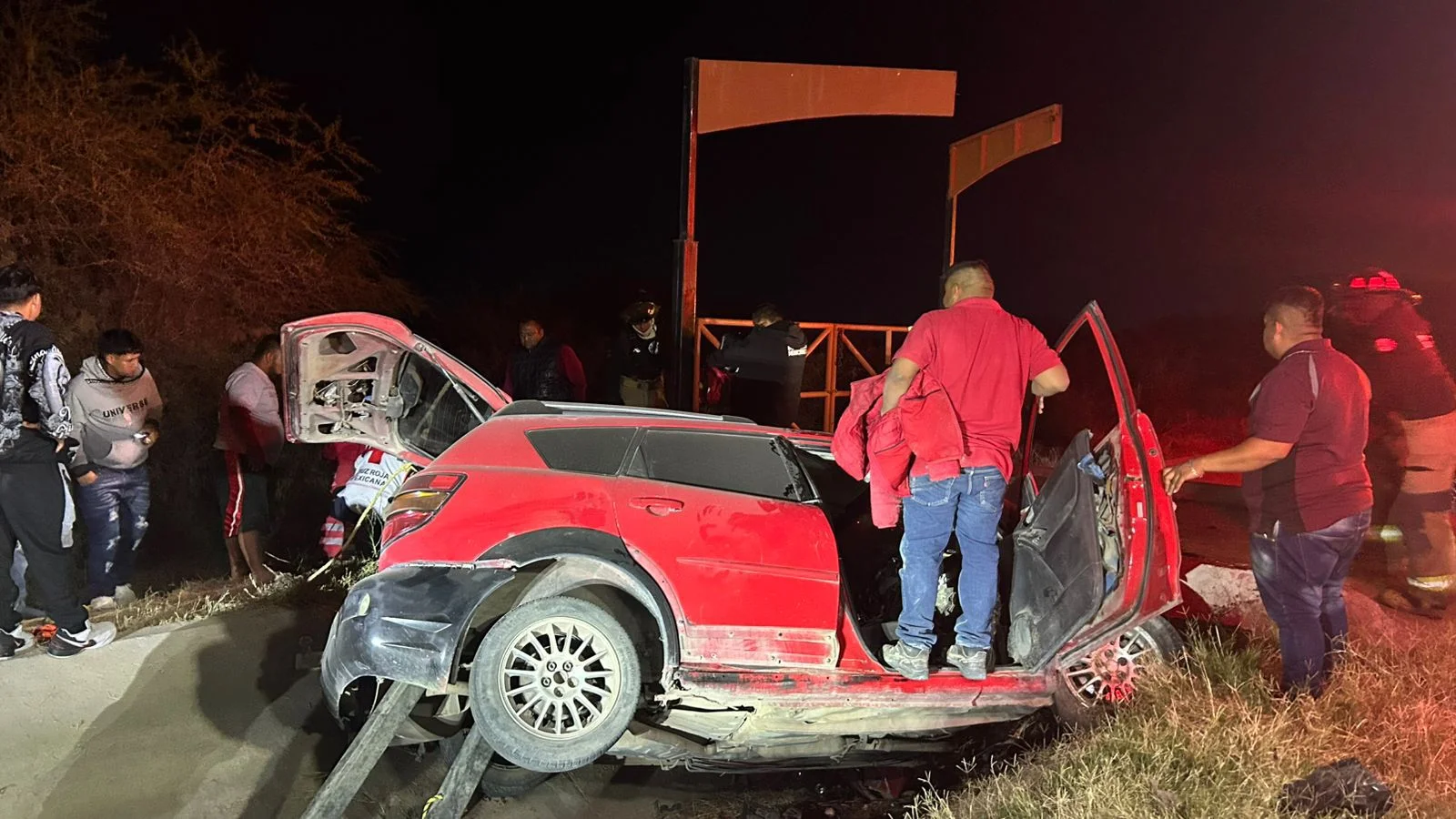 Accidente en canal de riego de San Pedro, Coahuila, deja una persona fallecida. El conductor impactó contra un puente tras salirse de la carretera.
