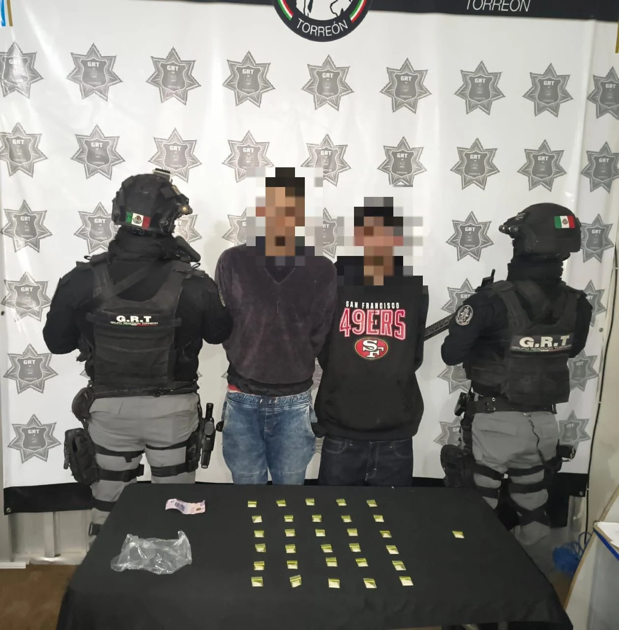 Agentes de Torreón detuvieron a dos hombres con 30 bolsas de presunta droga durante una inspección preventiva en la colonia La Constancia.