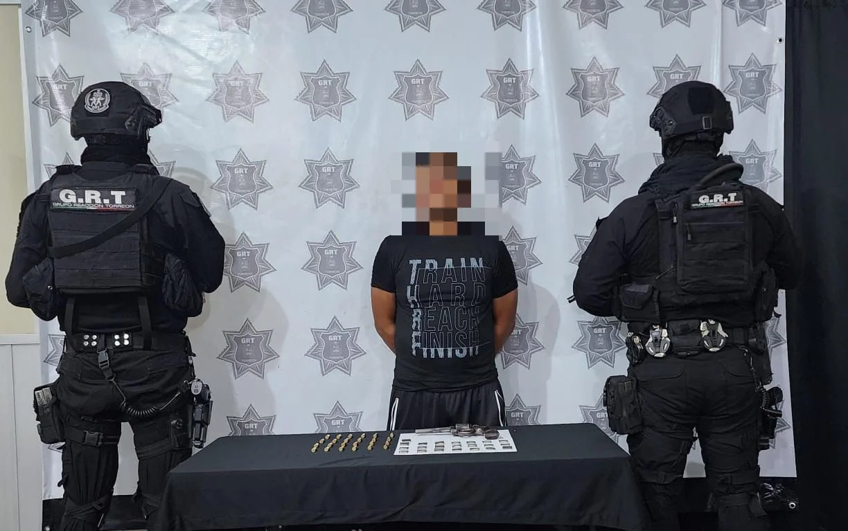 Agentes detienen a sujeto en Torreón tras hallarle arma de fuego y 22 bolsas con presunta droga durante un patrullaje preventivo.
