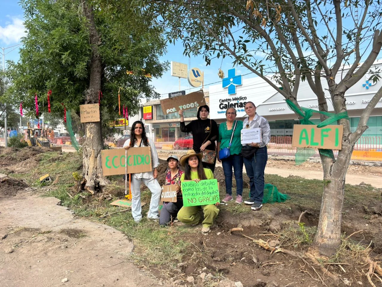 Activismo lagunero denuncia que obra vial viola norma federal al no priorizar a peatones y ciclistas, exigen transparencia.