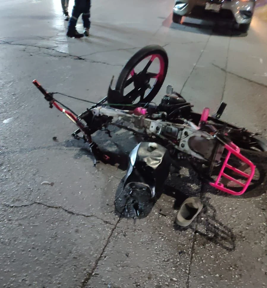 Accidente vial en Torreón deja motociclista grave; conductor del auto implicado fue detenido por autoridades municipales.