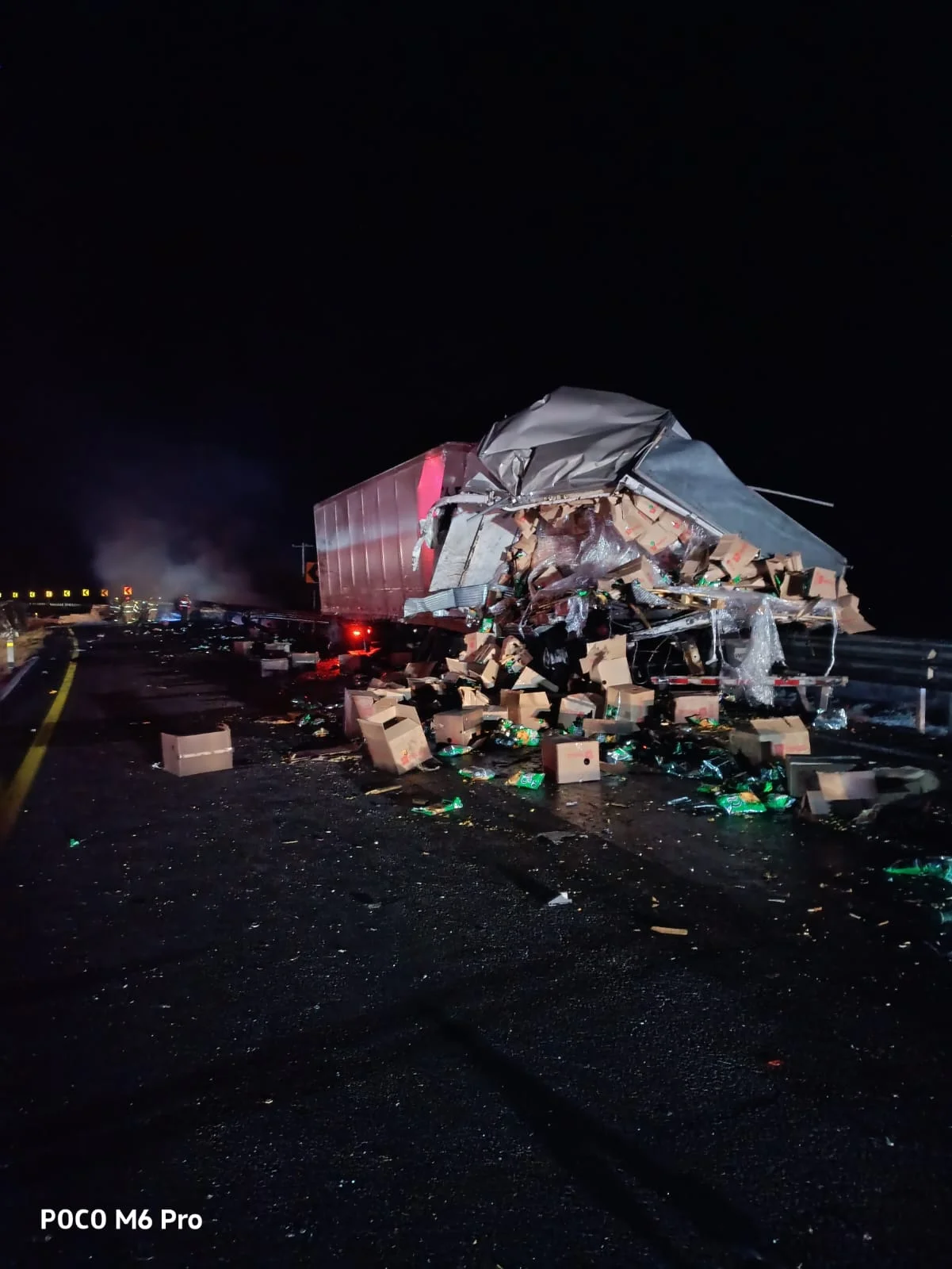 Accidente entre trailers en autopista Torreón-Saltillo deja un herido grave. El conductor de uno de los vehículos huyó del lugar tras el choque.