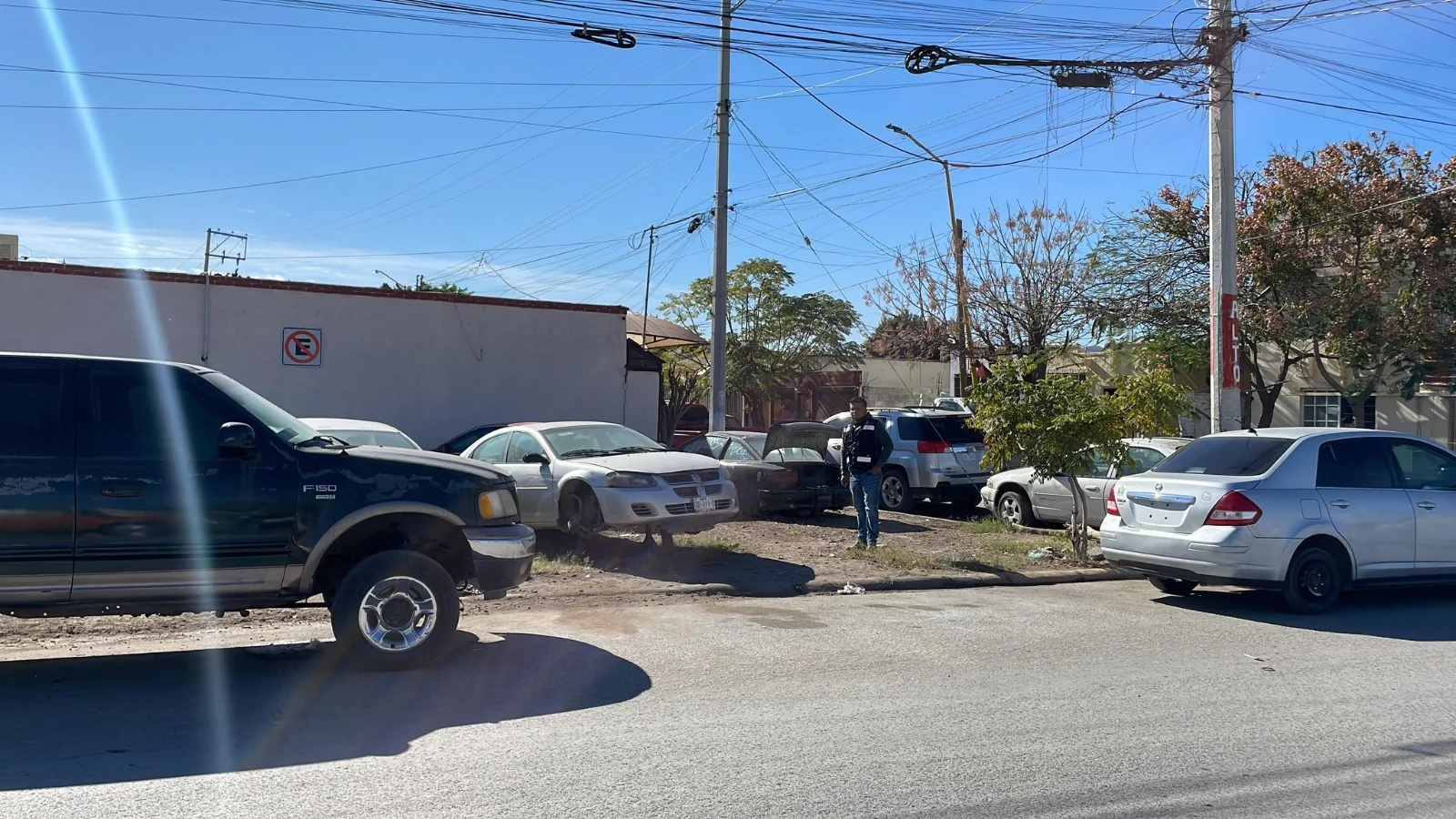Operativo municipal retira 13 vehículos de un taller mecánico en Castilagua por obstruir la vía pública y generar contaminación visual y fauna nociva.
