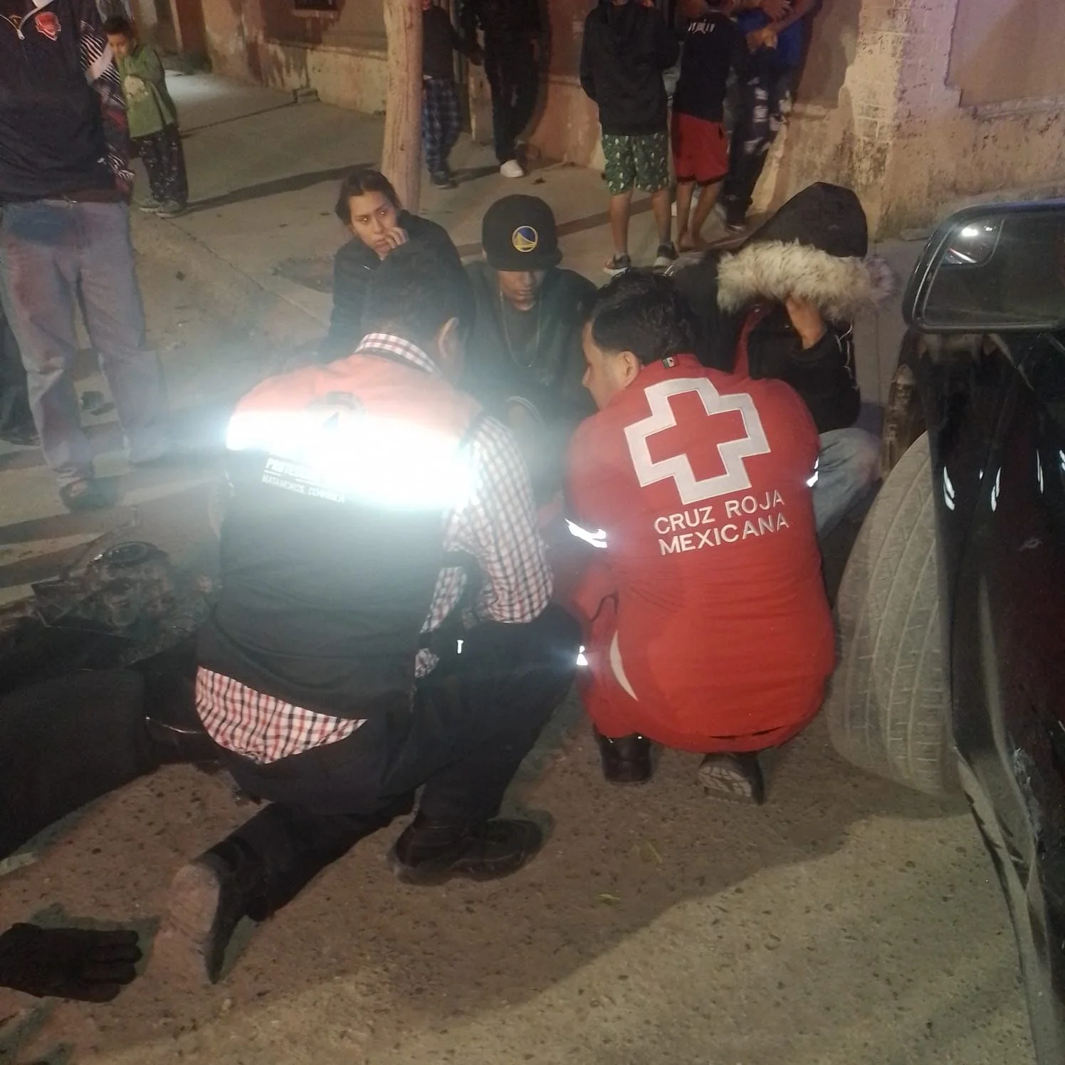 Tres lesionados, entre ellos un niño de 3 años, tras choque entre motocicleta y camioneta en Matamoros. Autoridades investigan las causas del percance.