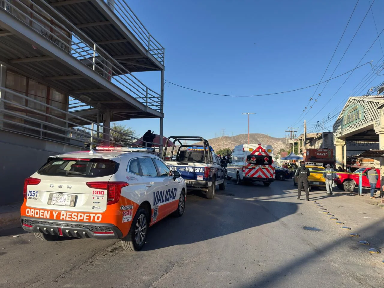Hombre en muletas resbala y es atropellado por chofer de ruta en Torreón; fallece al instante