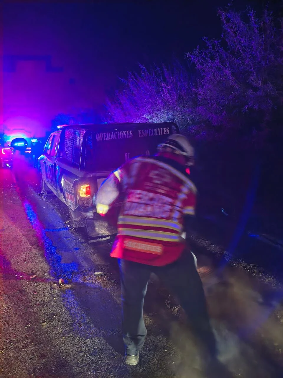 Accidente vial en Torreón deja cuatro heridos, entre ellos dos policías y un bebé de seis meses. Impacto involucró a patrulla y dos vehículos particulares.