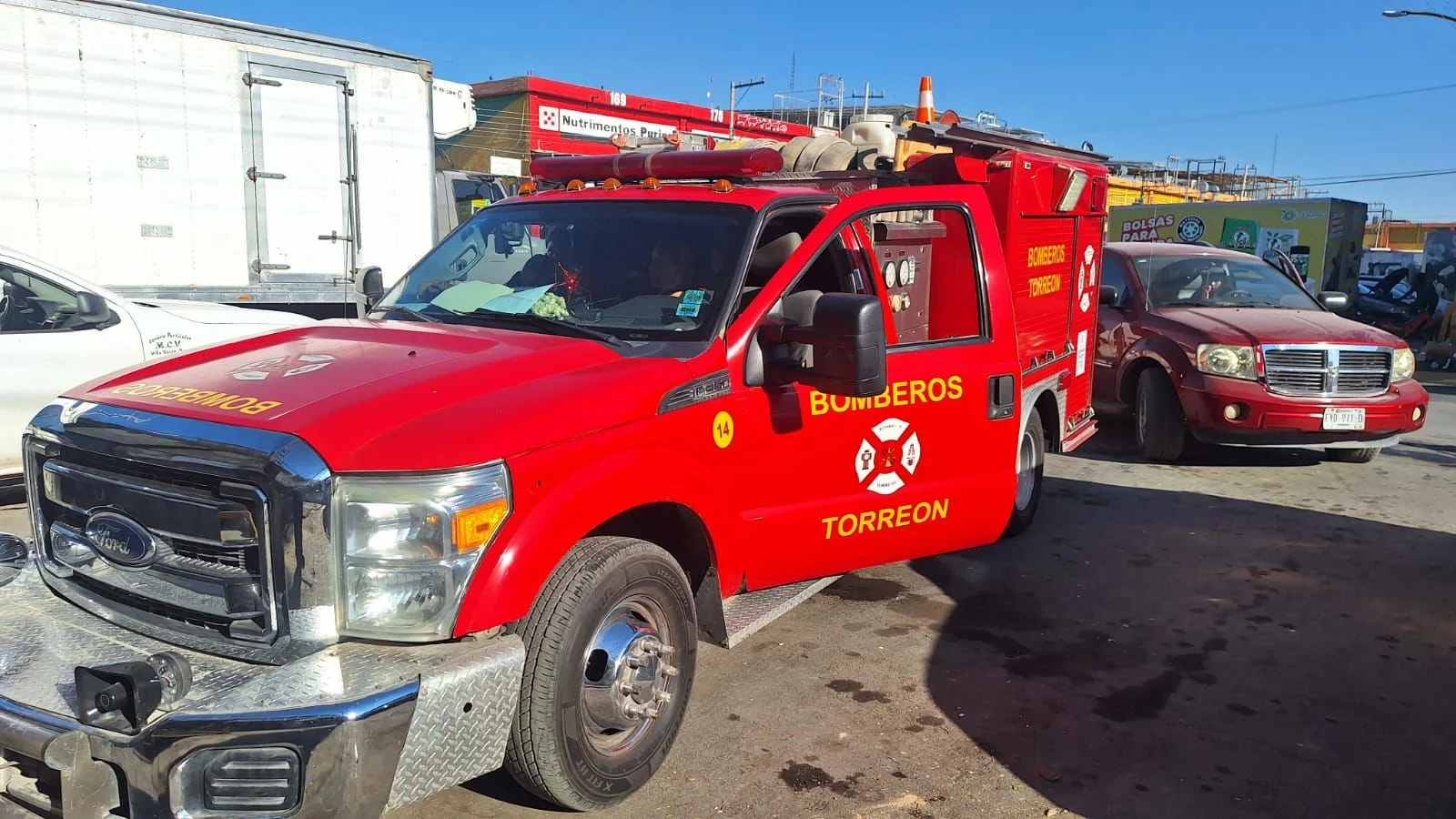 Trabajadora sufre lesiones tras accidente con elevador de carga en el Mercado Abastos de Torreón. Su estado es estable.