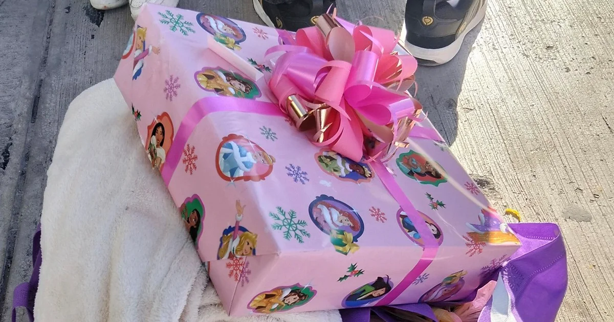 Gracias a la honestidad de Brenda, una niña no se quedará sin regalo esta Navidad