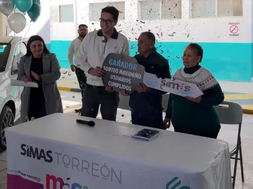 SIMAS Torreón entrega automóvil nuevo a usuario cumplido en sorteo navideño, premiando la puntualidad en el pago del servicio de agua.