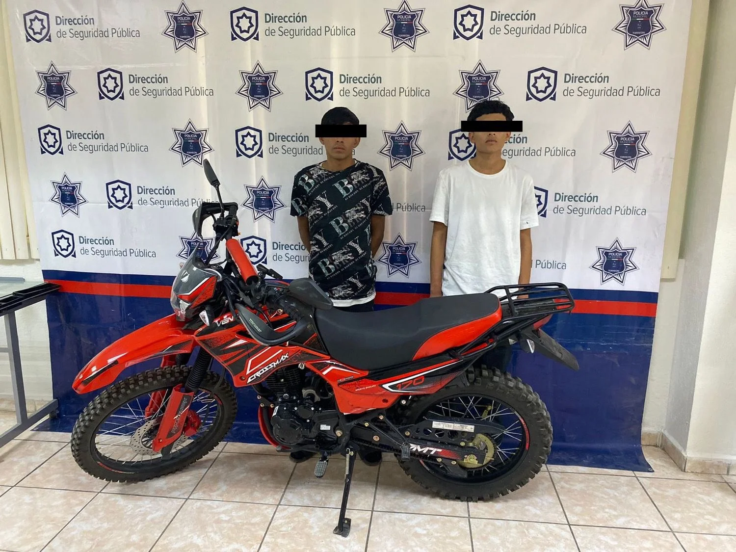 Recuperan motocicleta con reporte de robo en Torreón; dos hombres fueron asegurados por su probable participación en el delito.