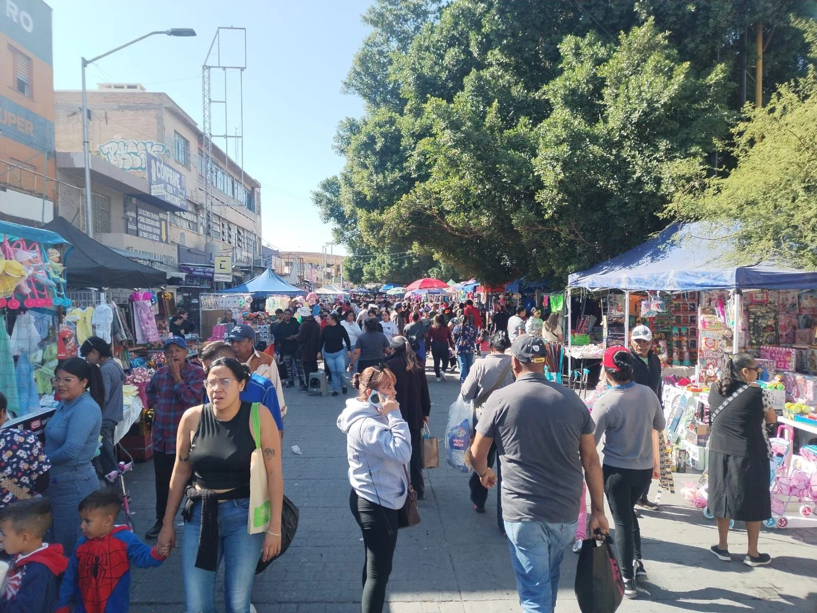 Refuerzan operativos para regular a vendedores navideños en el centro de la ciudad y garantizar el orden en el tradicional Mercadito del Juguete.