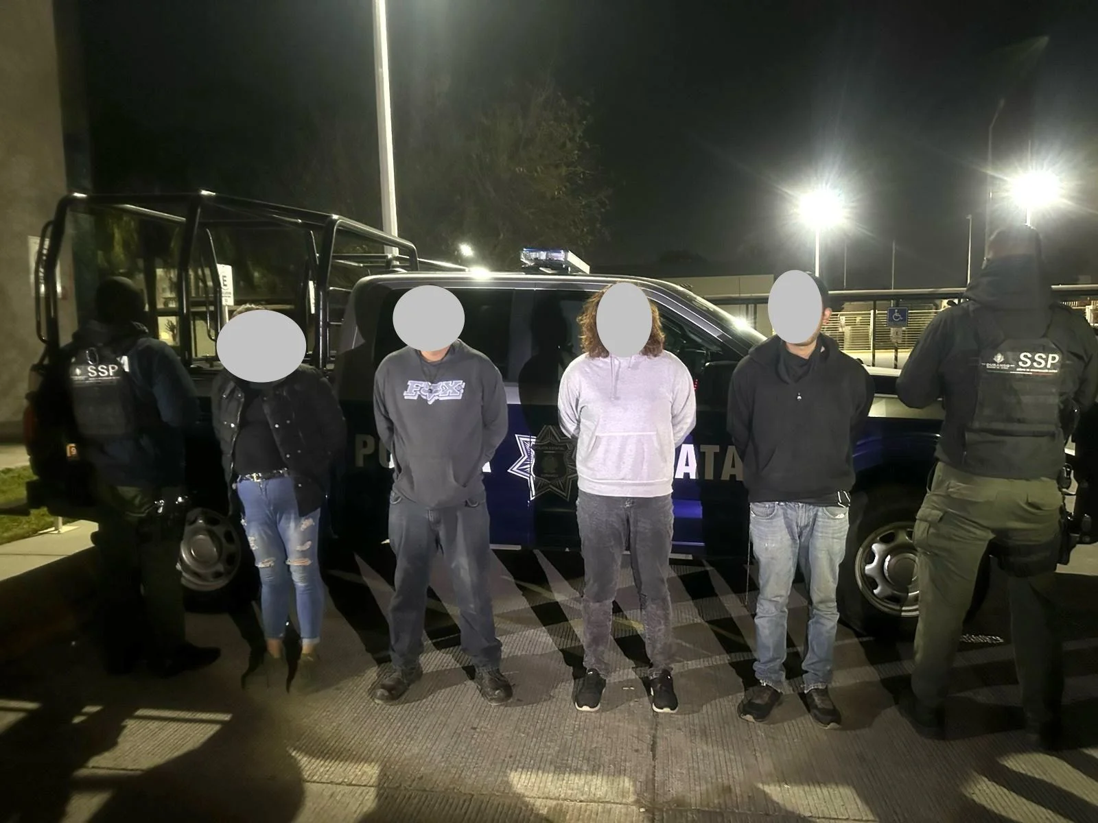 Policía estatal detiene a presunta banda de extorsión en Durango capital cuando intentaban cobrar "derecho de piso" a una víctima mediante amenazas.