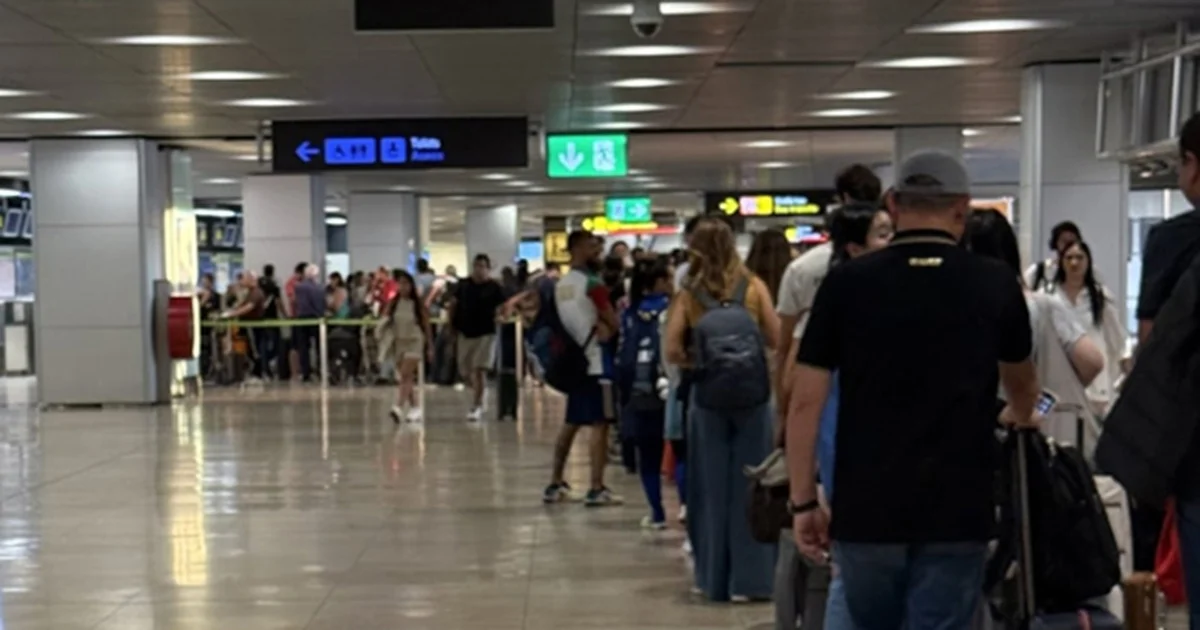 Huelga en aeropuerto de Madrid cancela más de mil vuelos; pasajeros esperan por horas