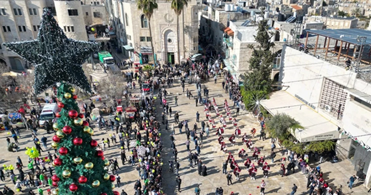 Jóvenes palestinos desfilaron en las calles de Belén, para dar inicio a la primera Navidad festiva después de dos años ensombrecidos por la guerra