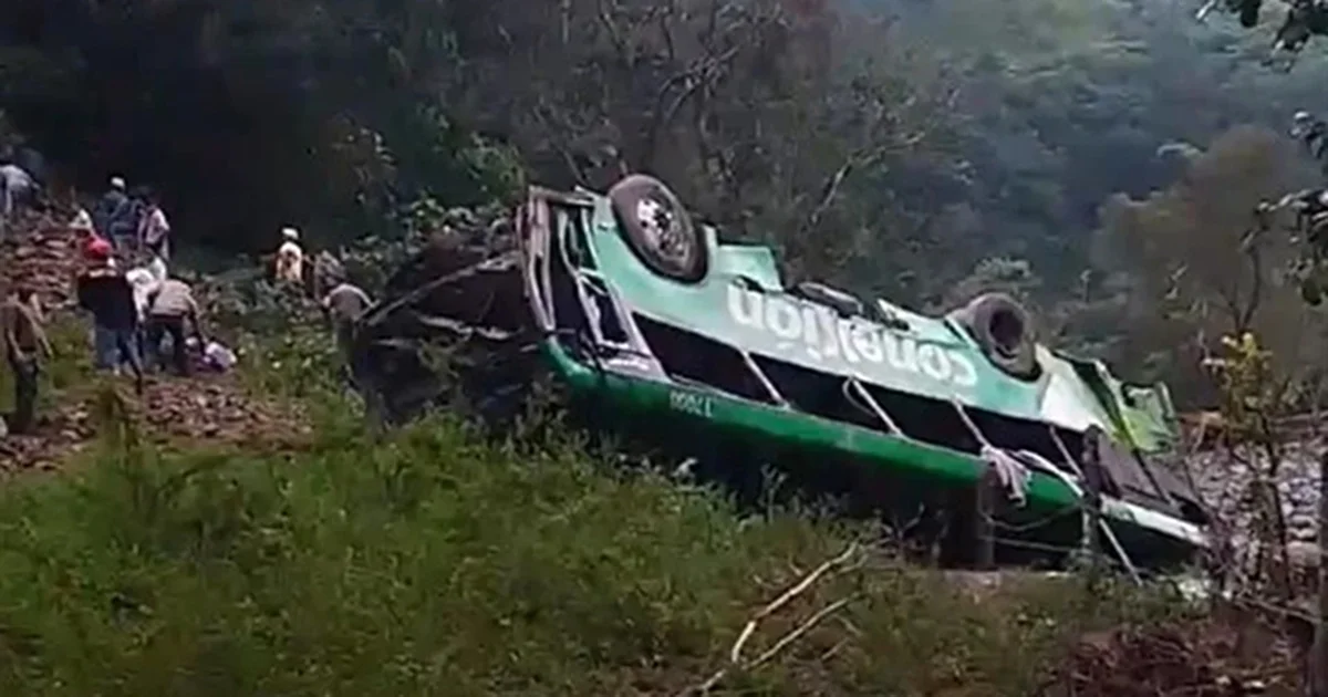 Volcadura de un autobús de la línea Conexión en el Municipio de Zontecomatlán, Veracruz, dejó un saldo preliminar de 8 muertos y 19 heridos
