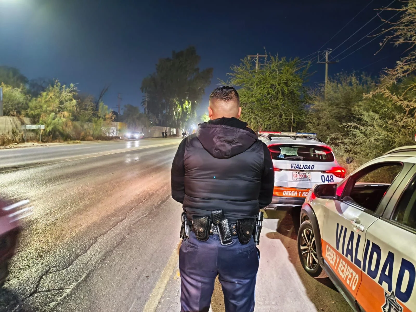 Agentes de vialidad coordinan tránsito en centros comerciales y vialidades clave de Torreón durante diciembre para garantizar seguridad y orden. Operativo incluye alcoholímetro.