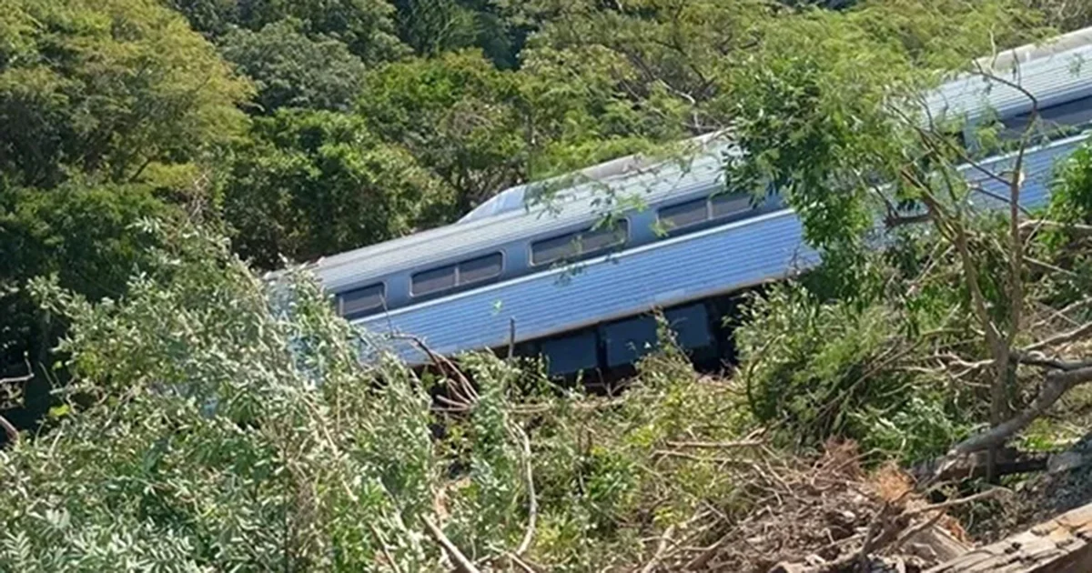 Máquina principal de tren del Corredor Interoceánico del Istmo de Tehuantepec se descarriló a la altura de Nizanda, Oaxaca, informó Semar