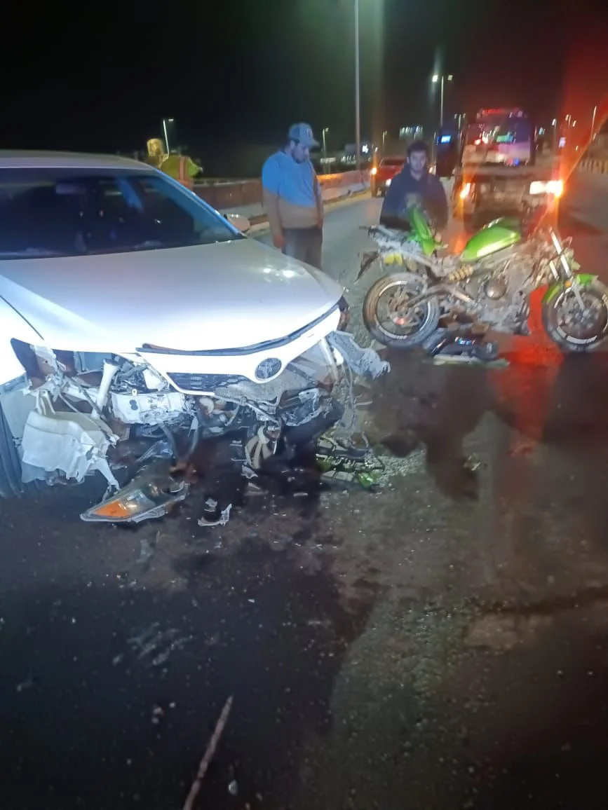 Dos jóvenes motociclistas resultaron lesionados tras choque en puente de Torreón. Paramedicos atendieron a los tripulantes en el sitio.