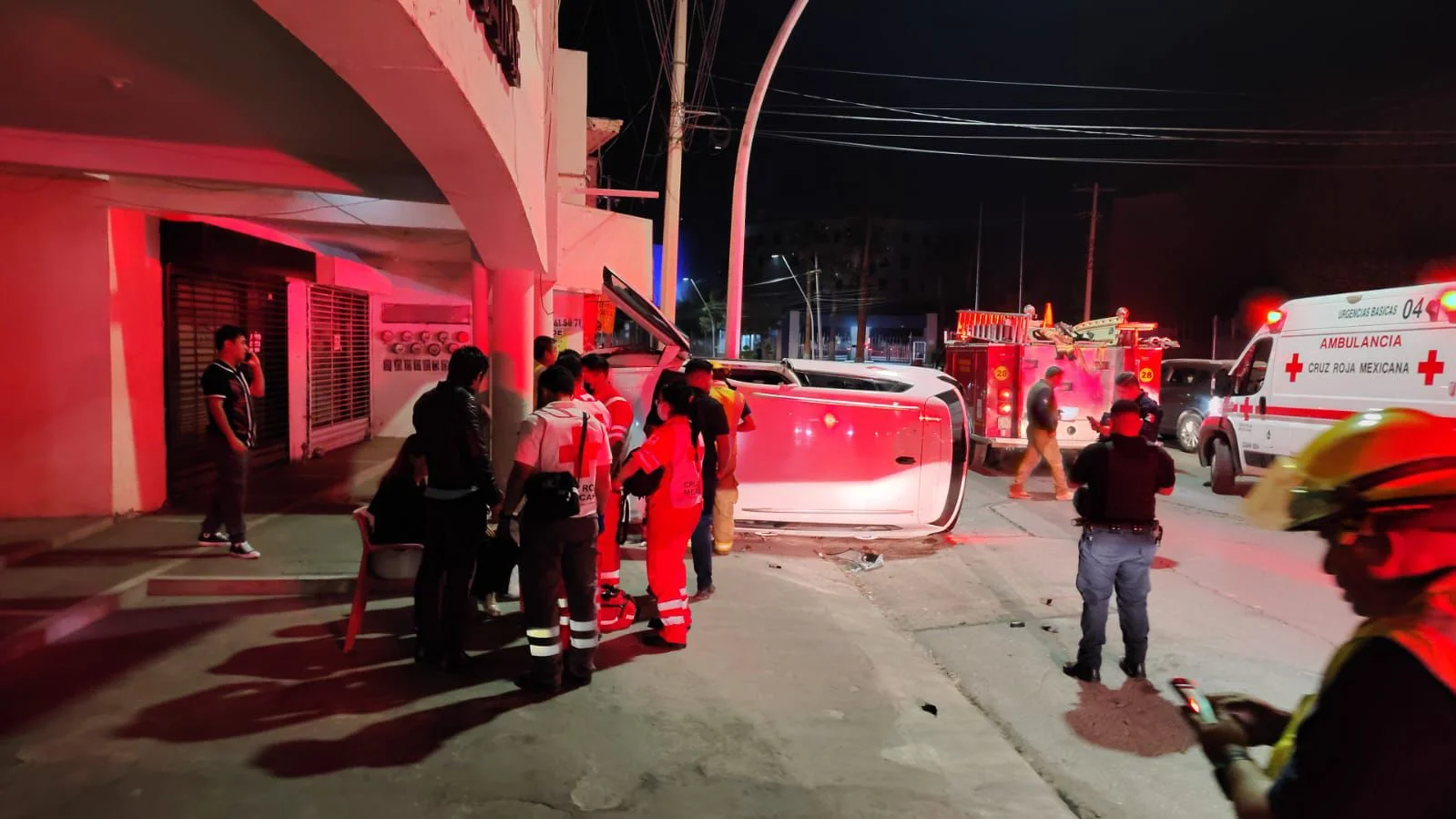 Dos mujeres sufren lesiones leves tras volcadura de camioneta en el bulevar Paseo del Tecnológico de Torreón.