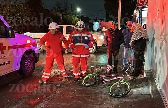 Automovilista omite alto y arrolla a ciclista en la Zona Centro