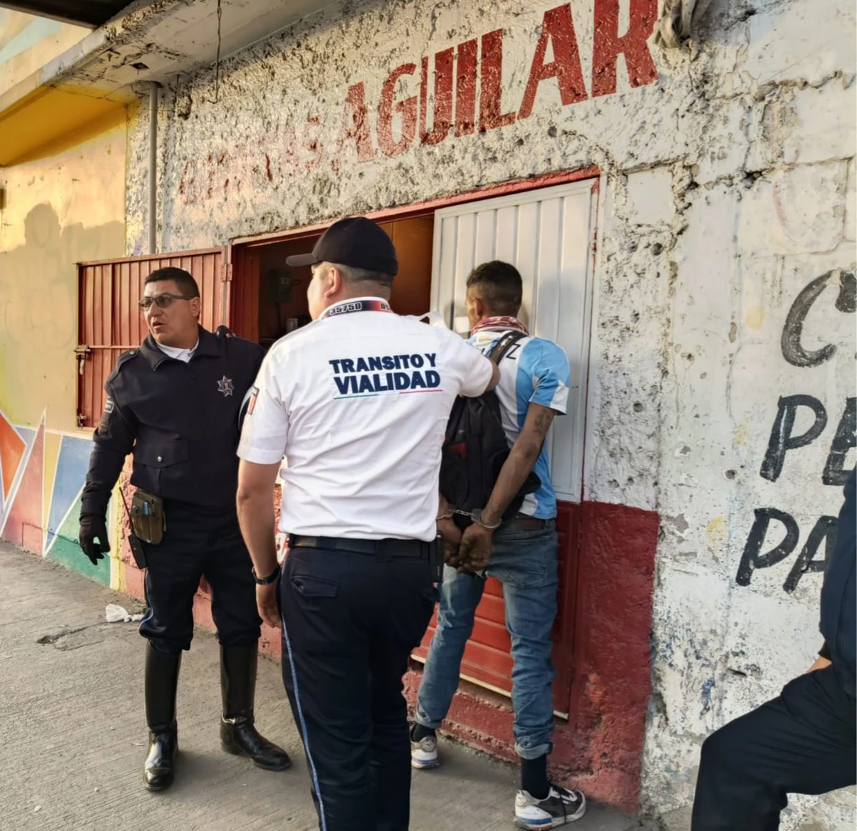 Comerciante recupera mercancía robada tras alertar a oficial de vialidad, quien asegura al presunto responsable en el centro de Torreón.