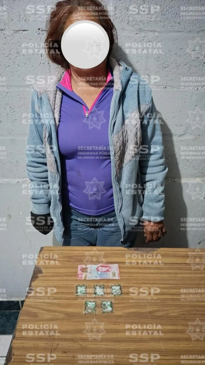 Policía estatal detiene a mujer de 64 años y joven por narcomenudeo de cristal en Santa Cruz Luján.
