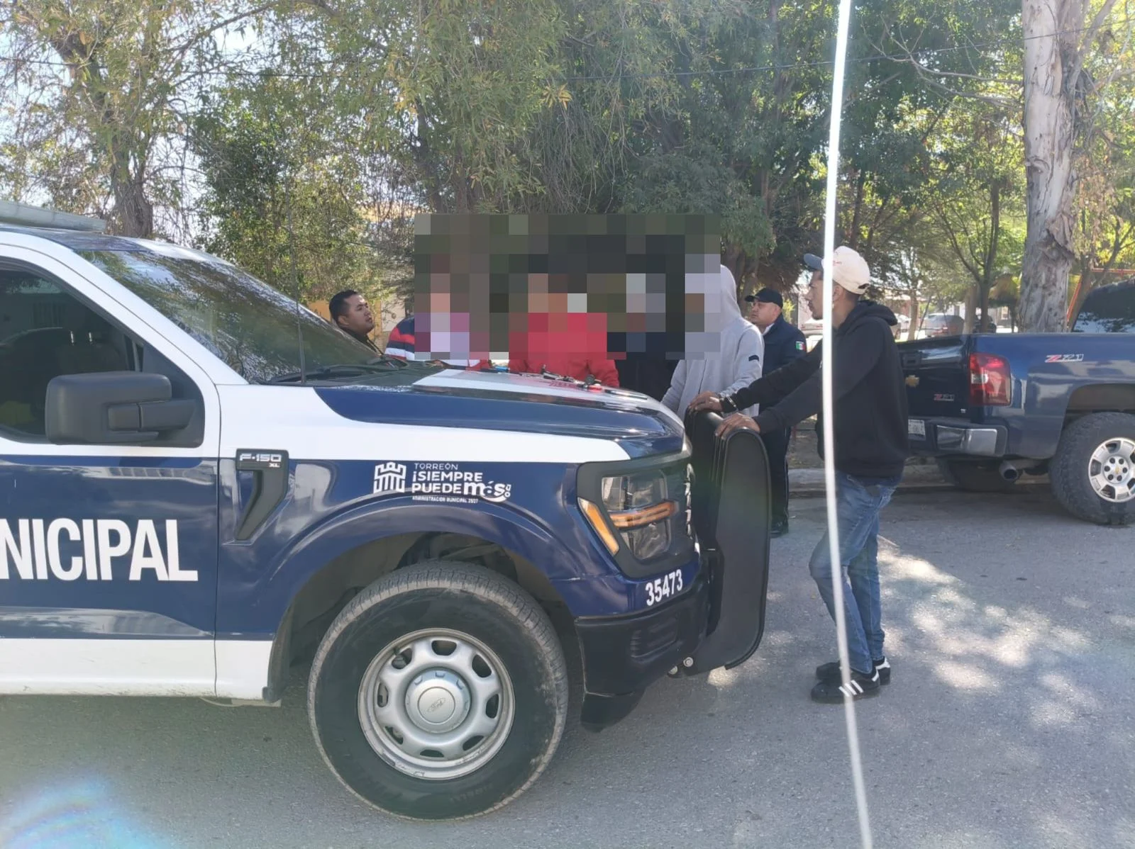 Agentes de Tránsito en Torreón recuperan motocicleta con reporte de robo tras interceptar a tres sujetos que la circulaban. Procedimiento se activó durante un operativo de vigilancia.