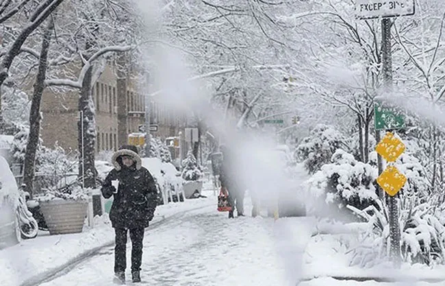 Aunque la intensidad de la nieve disminuirá gradualmente a lo largo del día, se prevé que las nevadas persistan hasta el miércoles.
