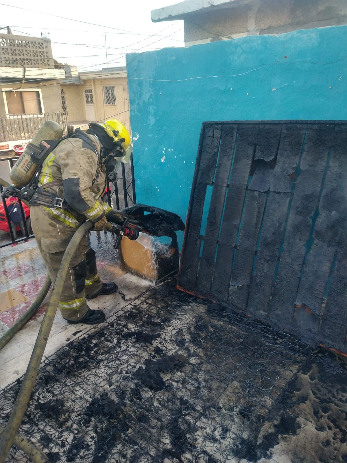 Bomberos controlan incendio en vivienda de la colonia Aquiles Serdán; la propietaria resultó ilesa y sin daños mayores en la estructura.